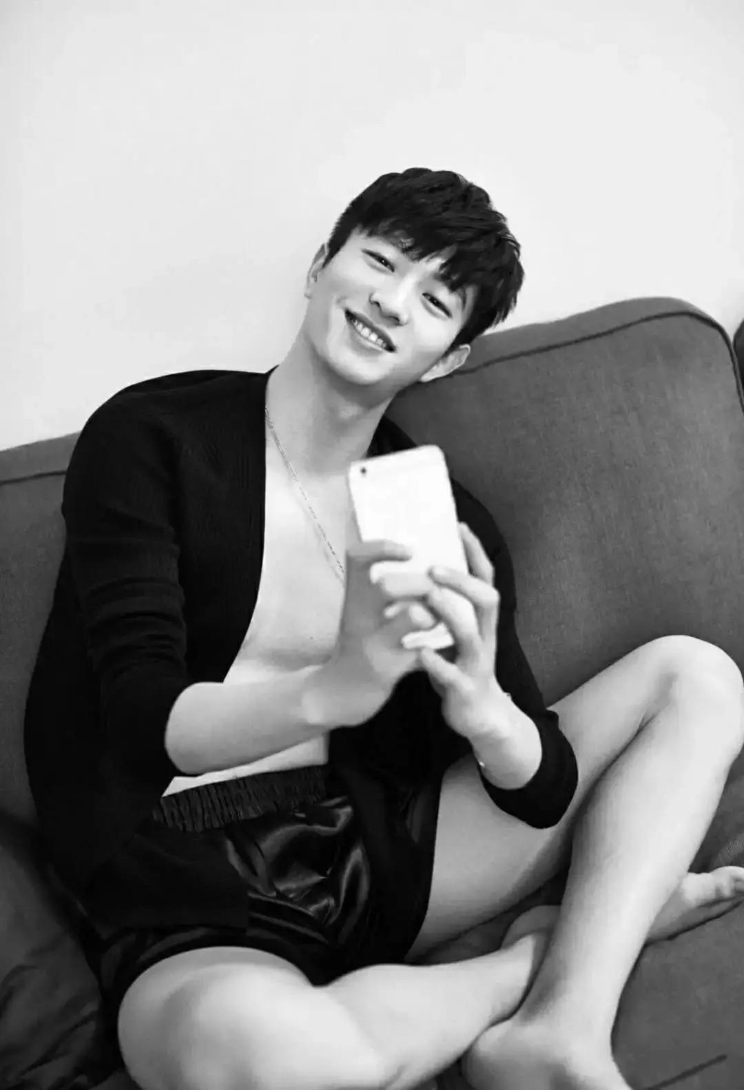 「我的故事」发现那个特别man体育生室友，竟然是Gay是什么体验？