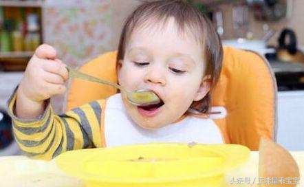 小孩2岁不吃饭该不该喂饭,孩子两岁多不吃饭需要喂饭么