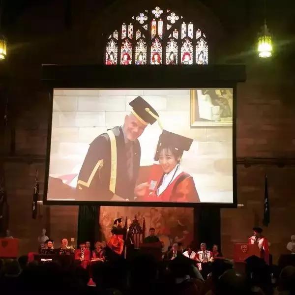 中国姑娘汉服惊呆外国人视频,中国姑娘在国外街头穿汉服惊艳了