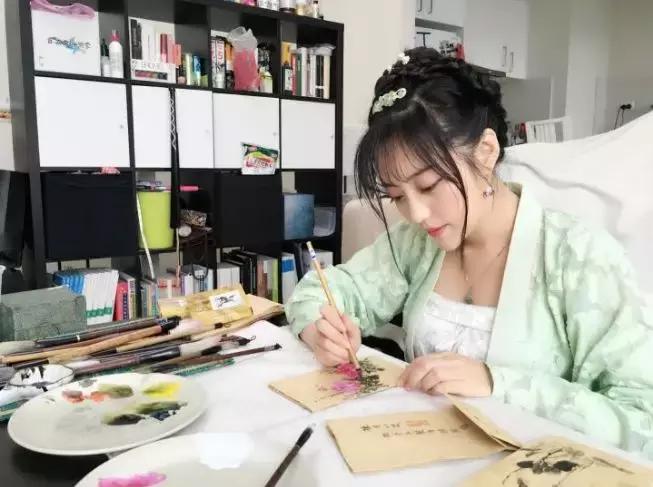 中国姑娘汉服惊呆外国人视频,中国姑娘在国外街头穿汉服惊艳了