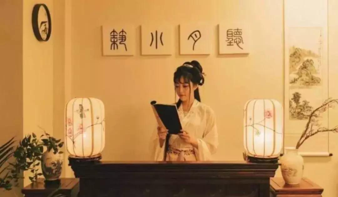 中国姑娘汉服惊呆外国人视频,中国姑娘在国外街头穿汉服惊艳了