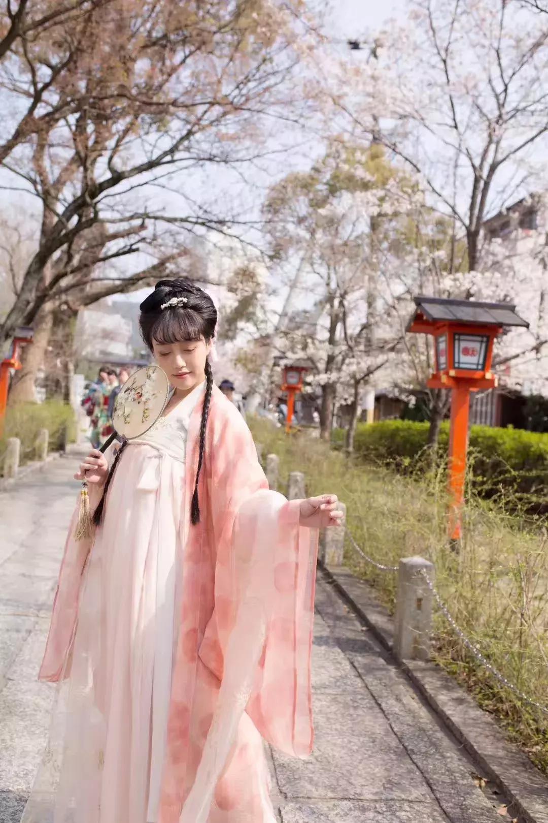 华丽汉服在外国街头惊艳外国人,中国汉服小姐姐美到哭了