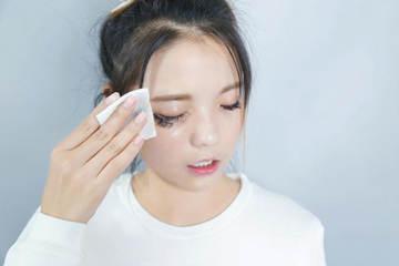 天气热了头发很油怎么办,天气闷热头发潮了