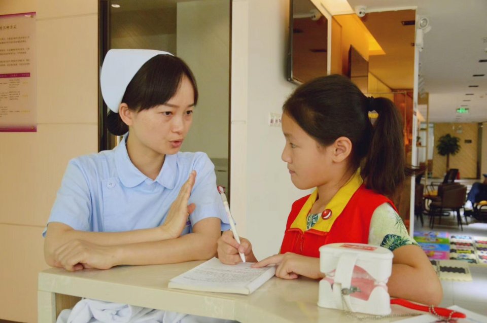 化身小记者采访家人求学成长,小记者变身小牙医