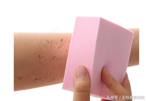 洗澡时搓澡搓出来的灰是什么物质,为啥每天洗澡都能搓出灰