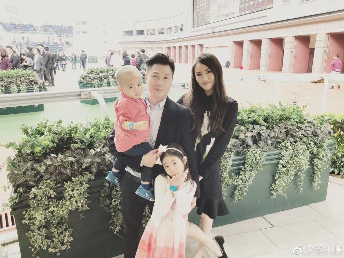 体操世界冠军*小鹏李**一家四口近照曝光，孩子国籍却引发网友争议