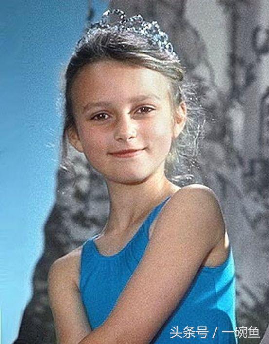 她是平胸的纸片姑娘，却是性感的英伦玫瑰，美得颠倒众生！