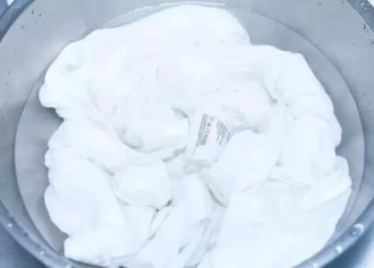 新衣服的褶皱怎么处理没有熨斗,新衣服有折痕变色怎么处理