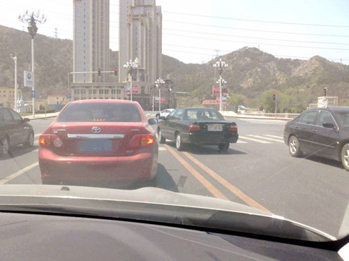 6岁孩子在酒店门口小便,妈妈:叫保洁员来扫,我出双倍小费