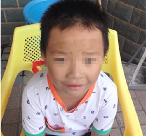 保洁员制止小孩随地小便,孩子撒尿垃圾桶保洁制止