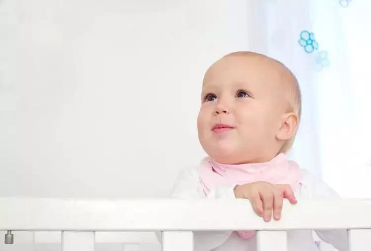 宝宝频繁夜醒哭闹怎么解决中医,一岁8个月宝宝频繁夜醒怎么回事