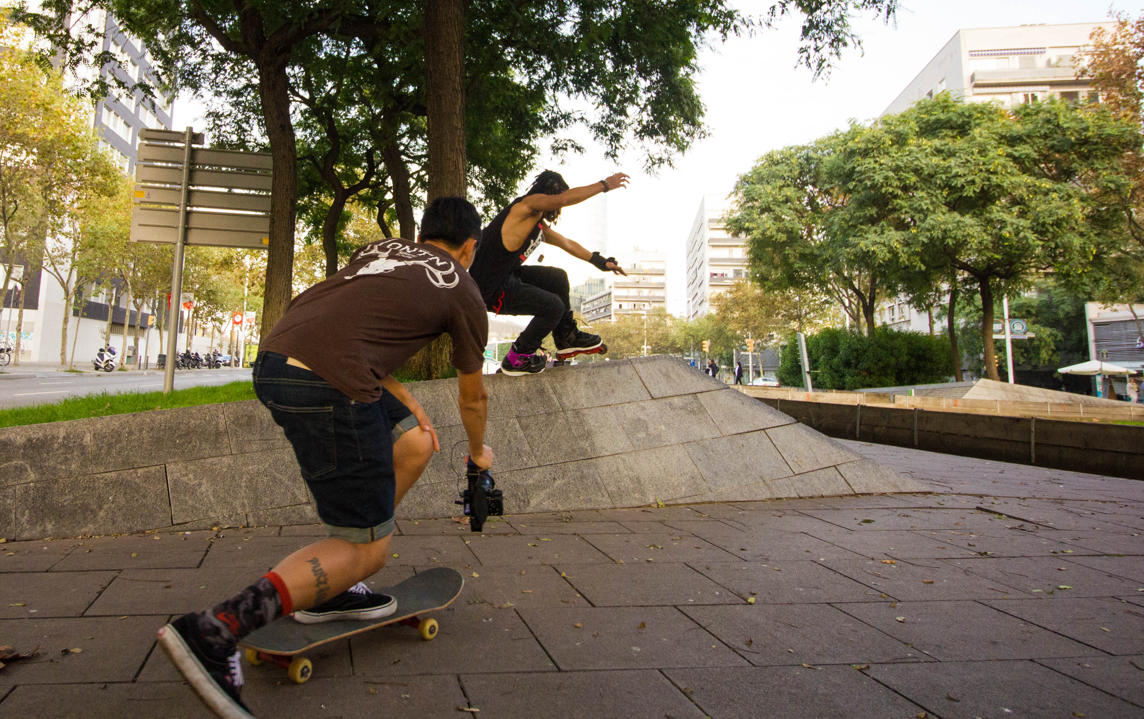 极限轮滑第一人视频,成人初学者学轮滑如何挑选轮滑鞋