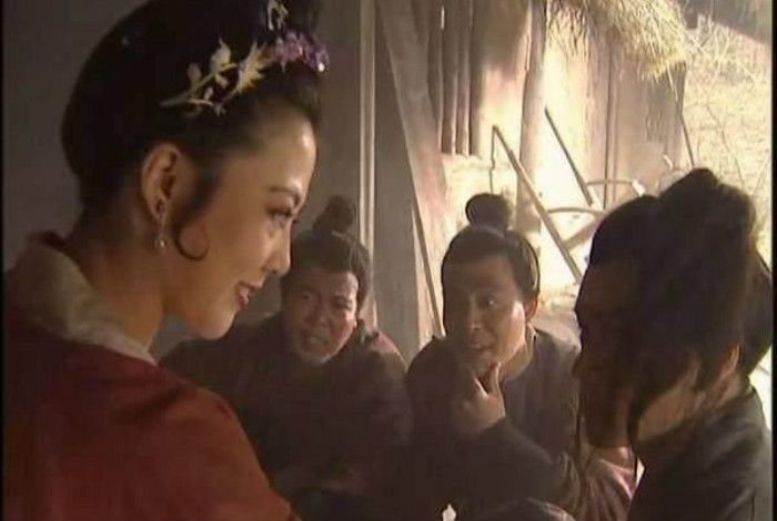 武松和母夜叉孙二娘交手视频,新版水浒母夜叉孙二娘救武松