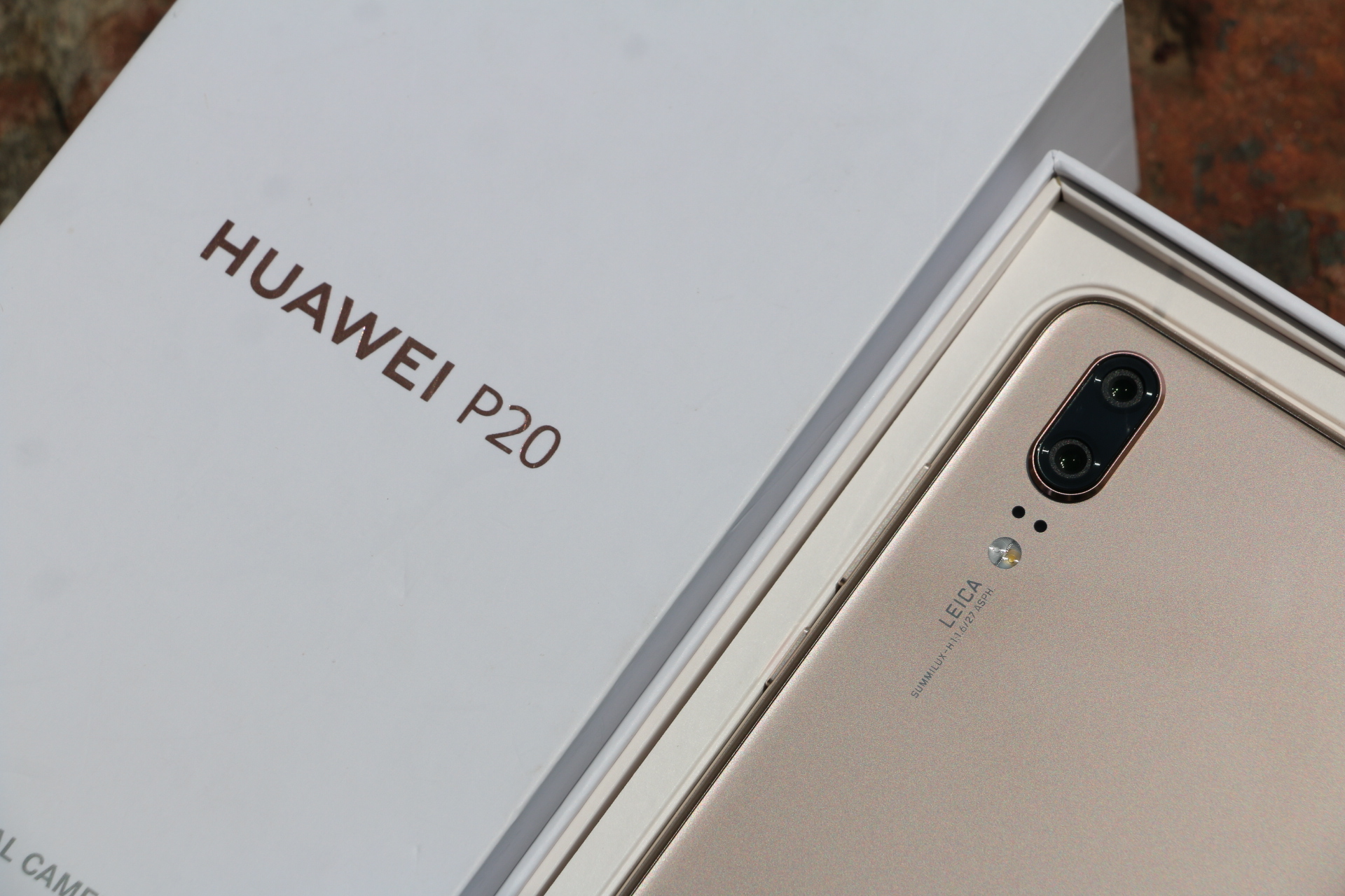 华为p20香槟金和宝石蓝哪个好看,极光色或成潮流华为p20开箱图赏