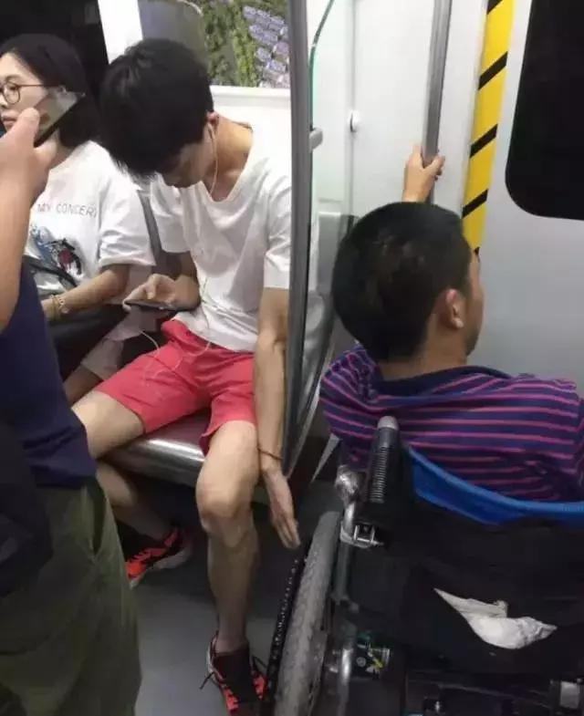 董卿到底有多懂得礼貌,这才是董卿真实的样子