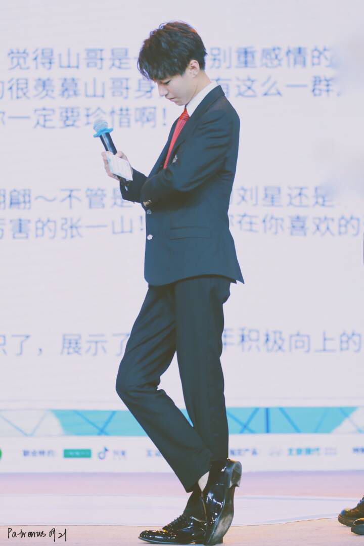 王俊凯露牙龈笑,王俊凯高能少年团照片正脸