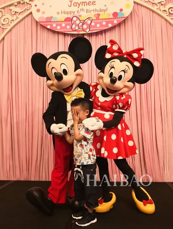 诺一现在这么接地气？才7岁的Grace就是铅笔腿！