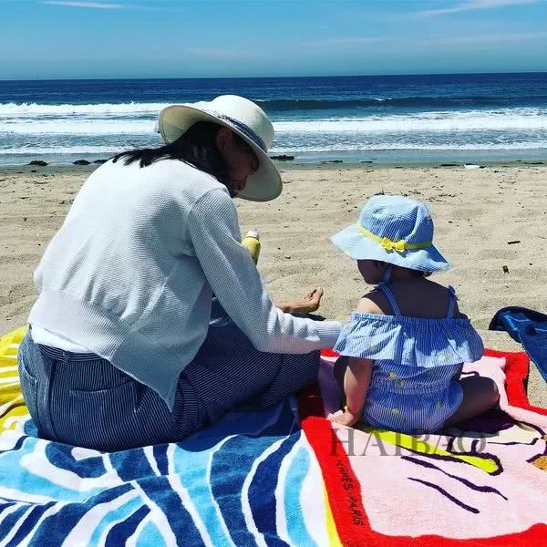 诺一现在这么接地气？才7岁的Grace就是铅笔腿！