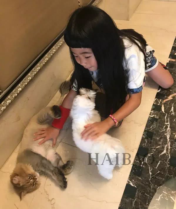 诺一现在这么接地气？才7岁的Grace就是铅笔腿！