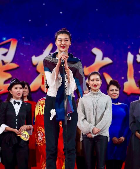 脸好疼！女模自称获邀约去戛纳电影节品牌官微回应打脸太尴尬