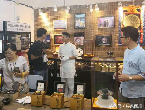 黑瓷明珠真品图片,粉青釉浮雕缠枝花瓣纹茶盏