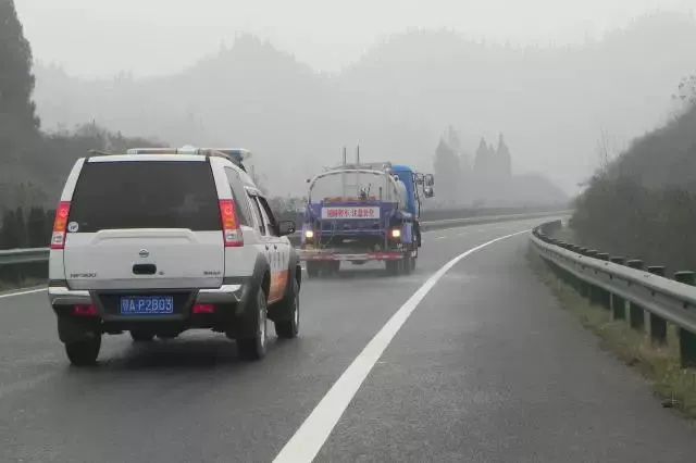 掌握这4个高速跟车技巧，远离车祸！