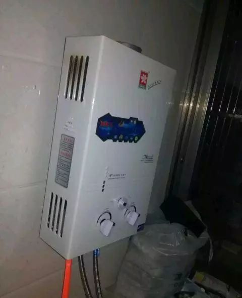 电蚊拍+杀虫剂=？家中多处禁用*剂喷**，千万不能掉以轻心！