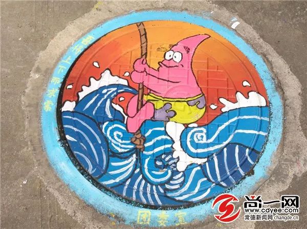 高校学生为井盖作画,萌萌哒学生手绘