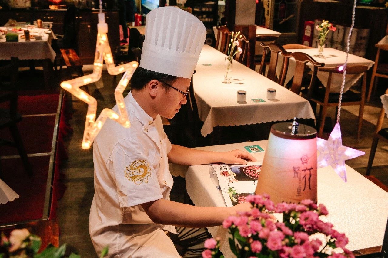 高管放弃高薪，研发出100多道新菜，取材就在店门口的小花园！