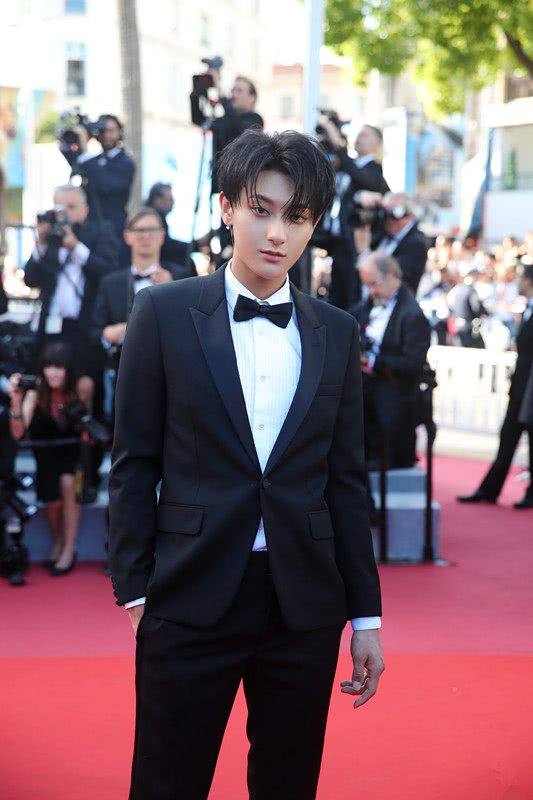 黄子韬西装红毯,黄子韬西装照戛纳电影节背影杀