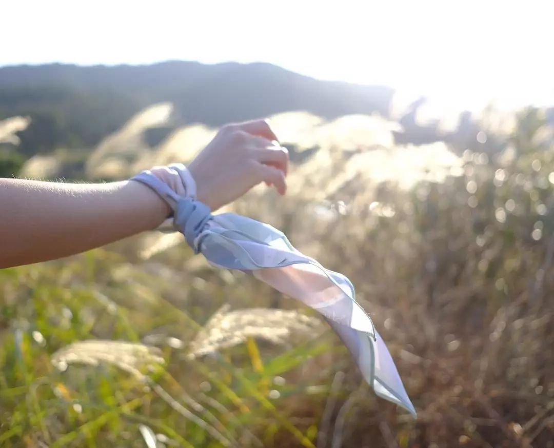 丝巾原来还可以这么系,丝巾能系在腰上吗