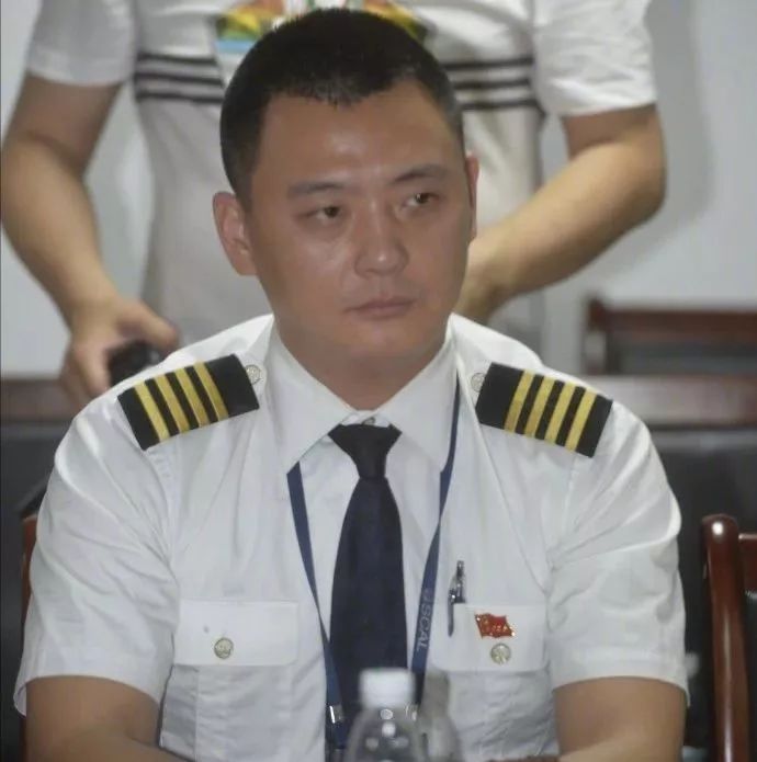 川航机长首次露面，亲述“空中浩劫”惊魂经历：副机长半个身子被吸出窗外、温度骤降外加强风力袭击……
