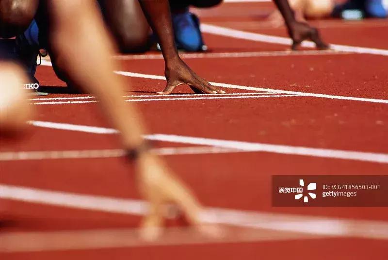 红色塑胶跑道上色怎么擦掉,为什么塑胶跑道是红色