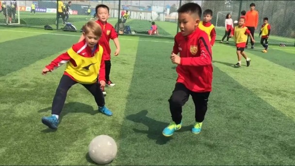 欧文造访安踏总部,欧文到访中国