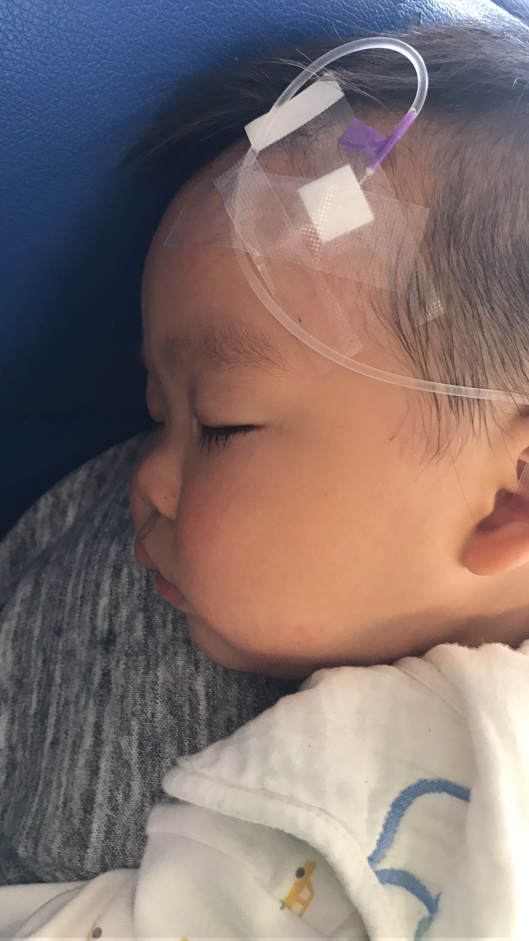 宝宝不肯喝奶粉要拿勺子喂,宝宝太犟不肯喝奶粉怎么办