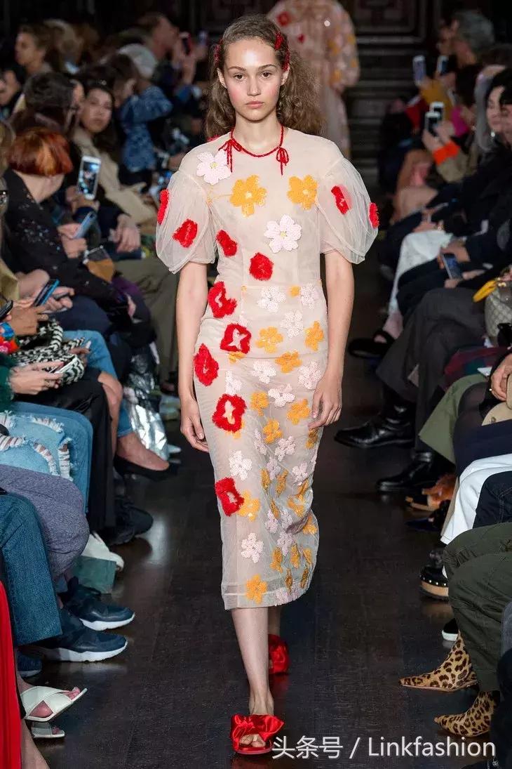 平底拖鞋太火热下面这几款最时髦,又百搭又舒服的拖鞋