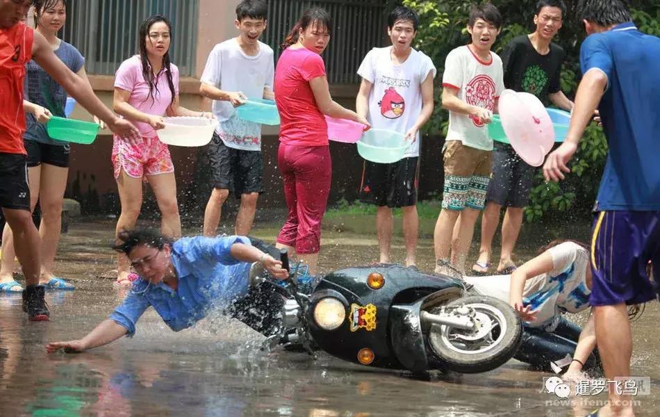 泰国泼水节群殴中国游客,泰国泼水节中国游客被泼酒