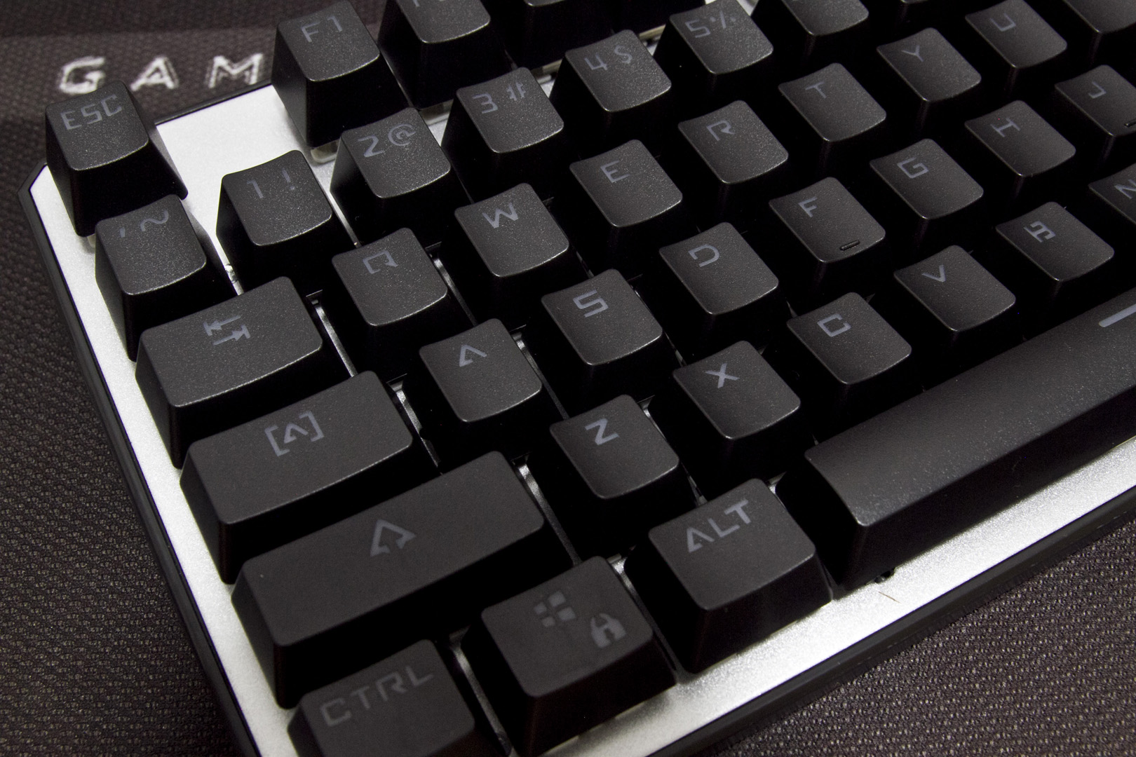 百元以内吃鸡神器推荐,灵逸黑寡妇键盘是什么轴