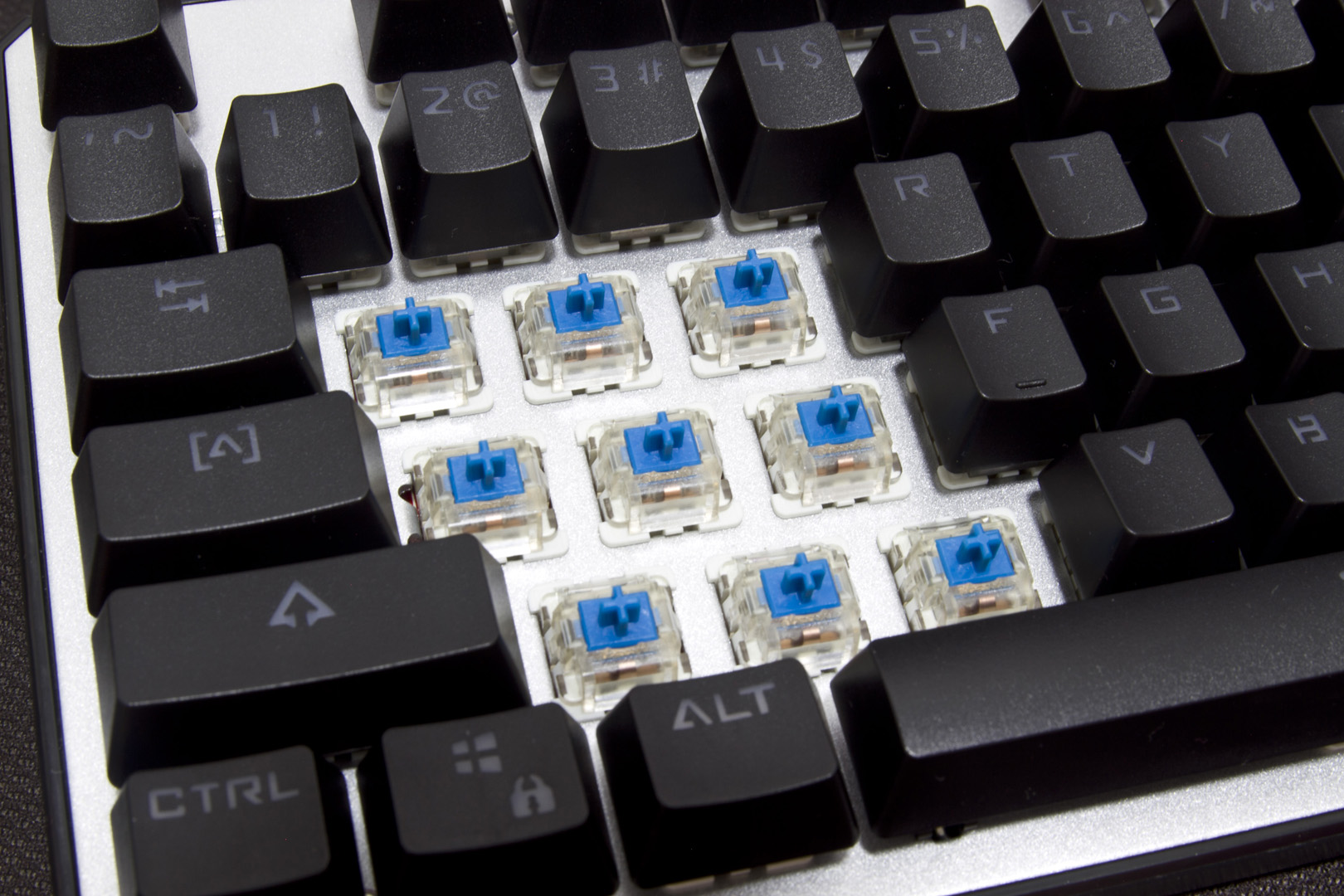 百元以内吃鸡神器推荐,灵逸黑寡妇键盘是什么轴