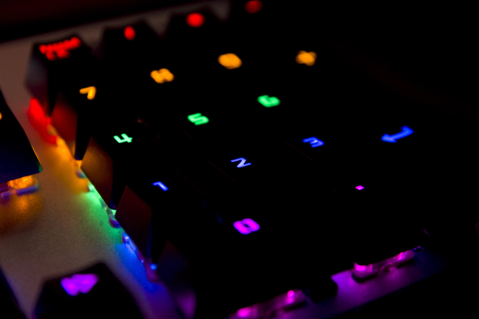 百元以内吃鸡神器推荐,灵逸黑寡妇键盘是什么轴