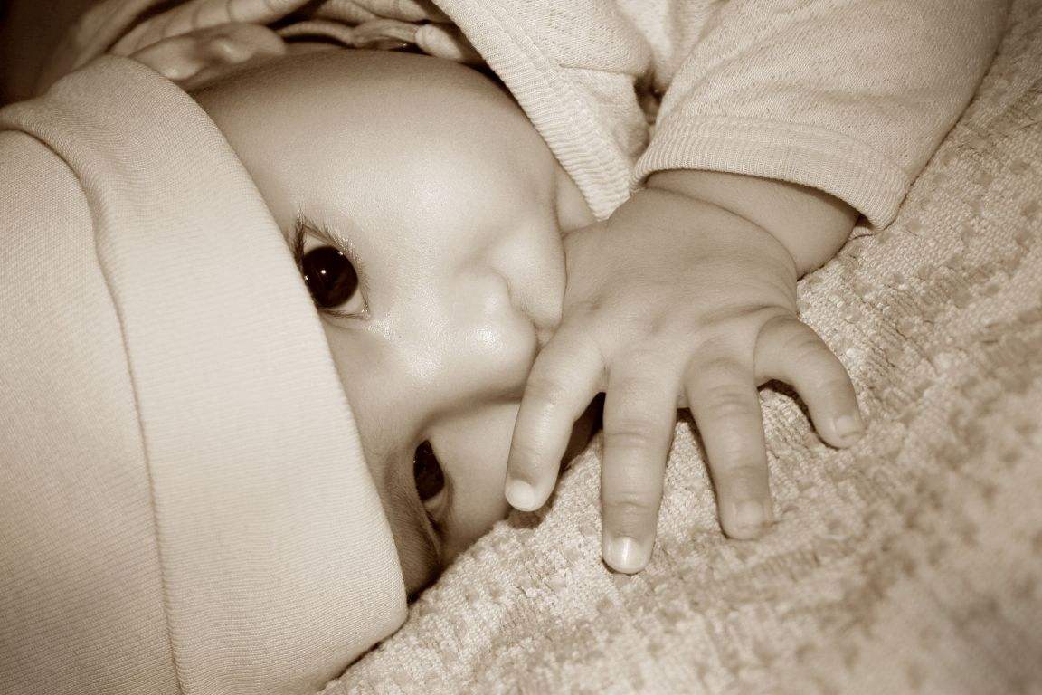 宝宝后脑勺睡平了有什么危害,一岁半宝宝后脑勺突出还能睡平吗