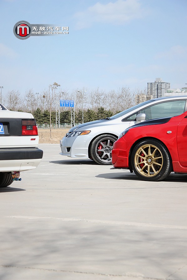 这个聚会里面没有一辆合法的车！