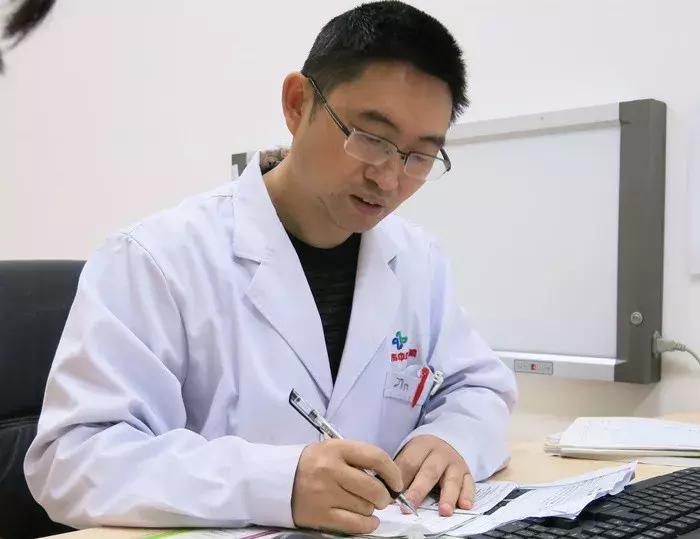 胆总管结石可治吗,1厘米的胆总管结石能不做手术吗