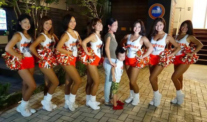 借胸上位的美国版“海底捞”，年入10亿美元，却差点毁在1件小事上…………