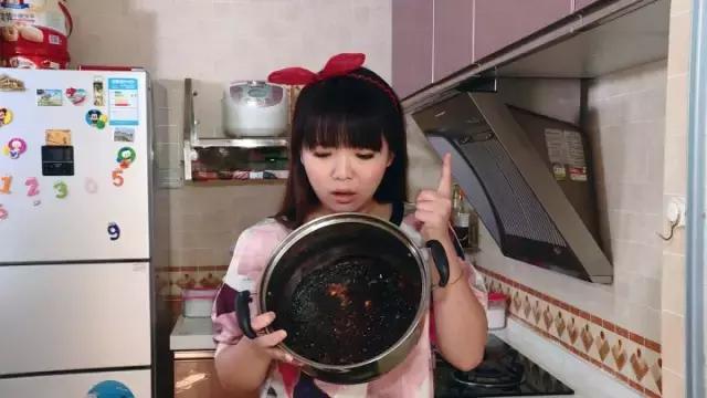 手指被戒指卡住得出动消防?用这招,卡在手上的戒指立马滑落!