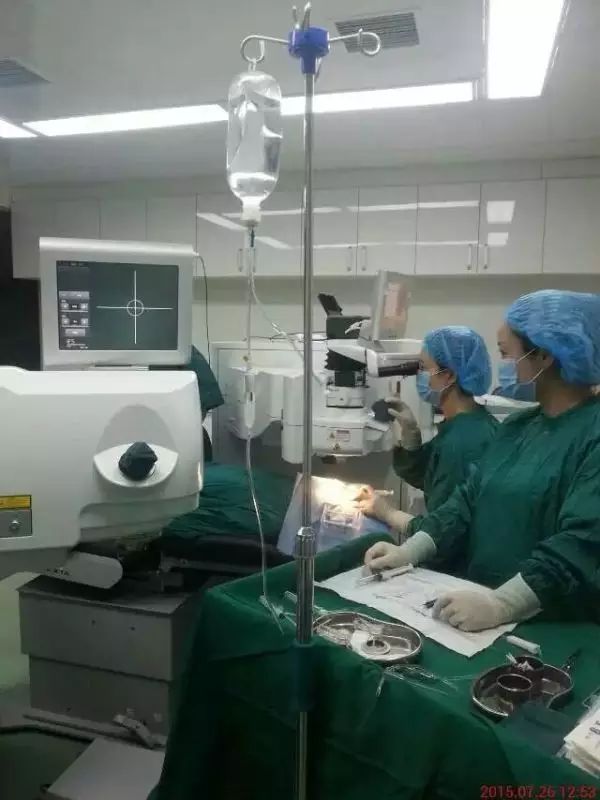 外伤眼睛肿了热敷还是冷敷好,眼睛打肿了是冷敷还是热敷好