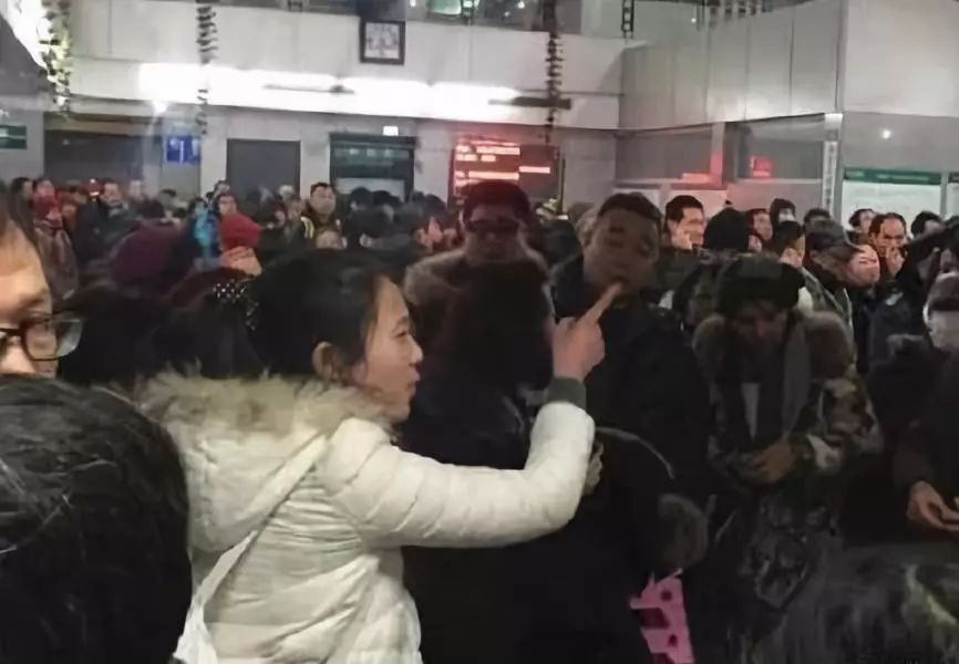 深读｜一边骂黄牛*党**，一边买黄牛票，世道就是这样变坏的