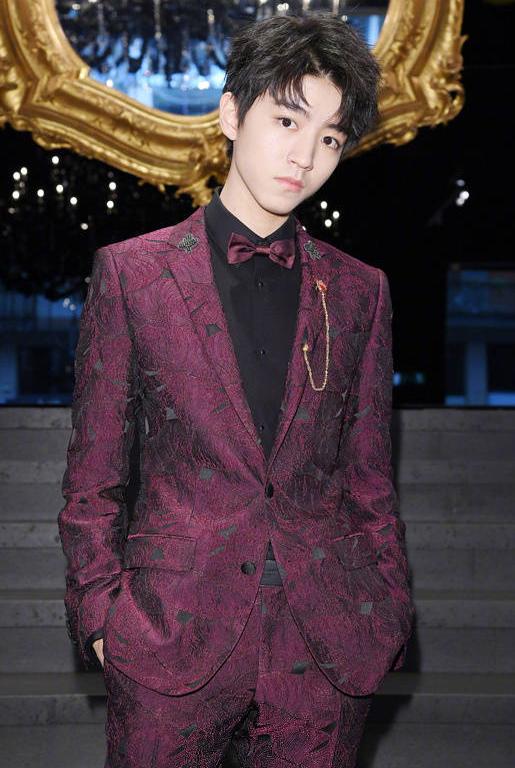 王俊凯近期神图,看看王俊凯在眼镜下的神仙颜值