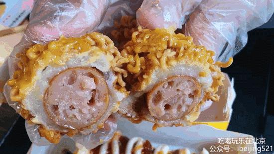 韩国小哥吃芝士热狗,韩国街头芝士热狗