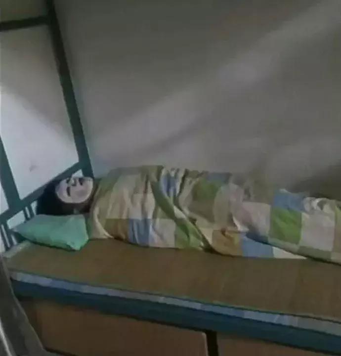 男子门口入室抢劫监控拍下全过程,小伙入室抢劫却遇到更可怕的东西